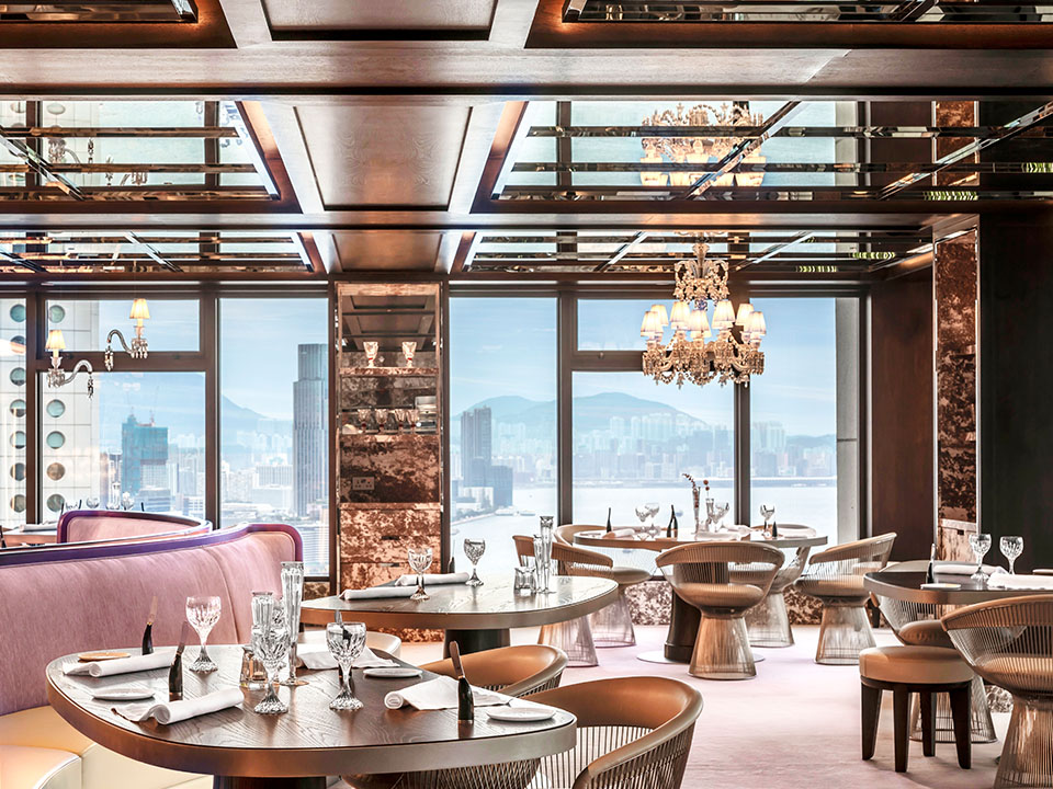 在Cristal Room by Anne-Sophie Pic享受精致法式料理。